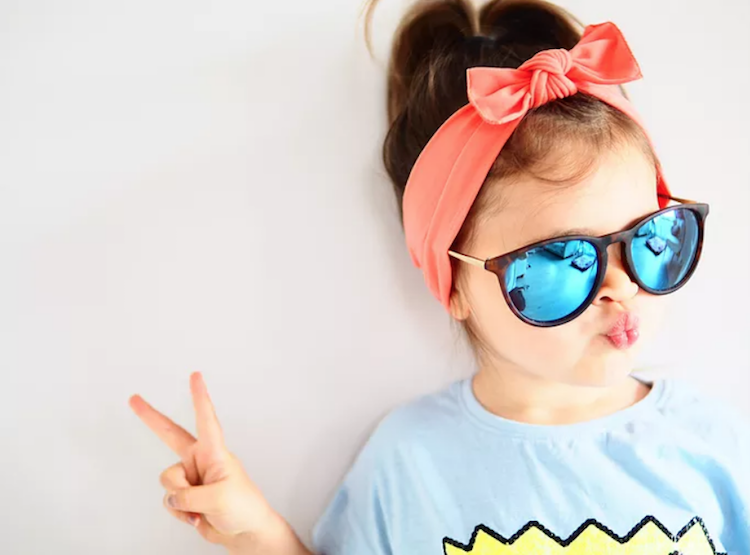 peinado para niña gafas de sol cola de caballo bandana