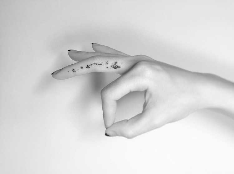 tatuaje de dedo de vehículos espaciales minimalistas