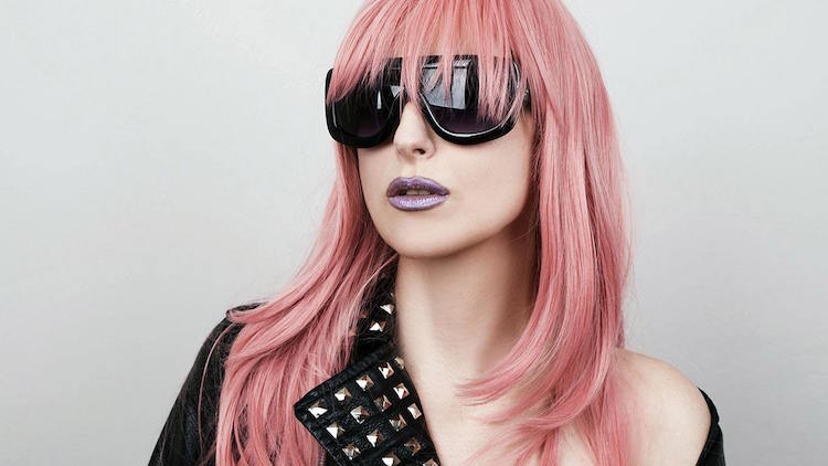 corte de pelo rosa salmón con flequillo