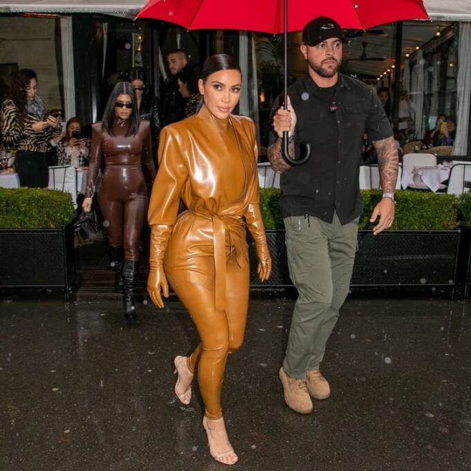 Tendencia moda mujer 2022 o como llevar latex como Kim