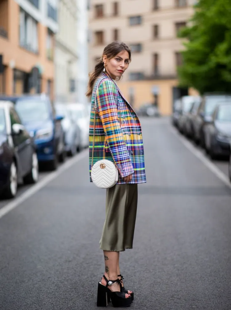 Tendencias de la moda 2022 bolsa de cadena redonda multicolor chaqueta bragas cuadradas